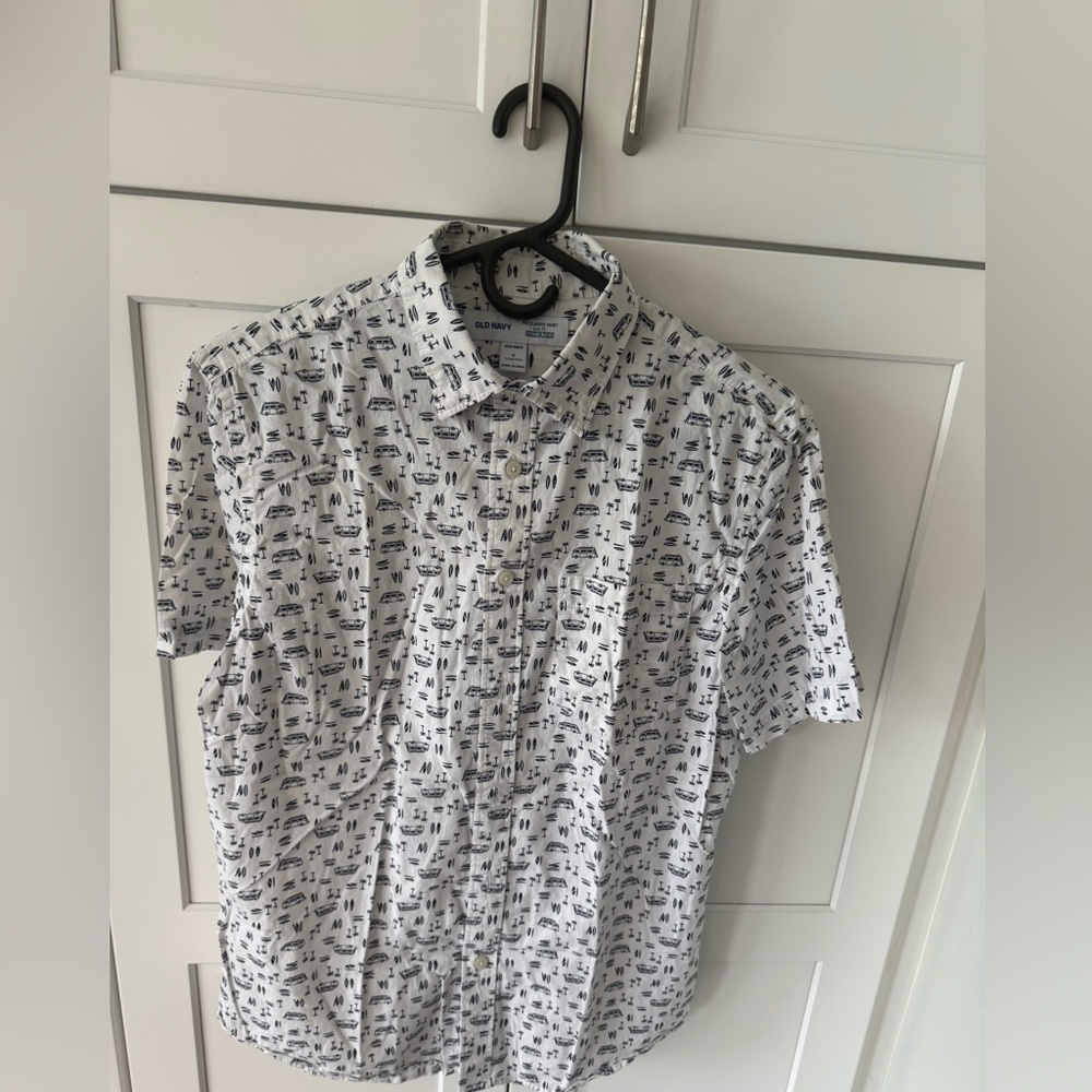 Old Navy Men's Button Down Shirt the classic shirt with built in flex slim fit